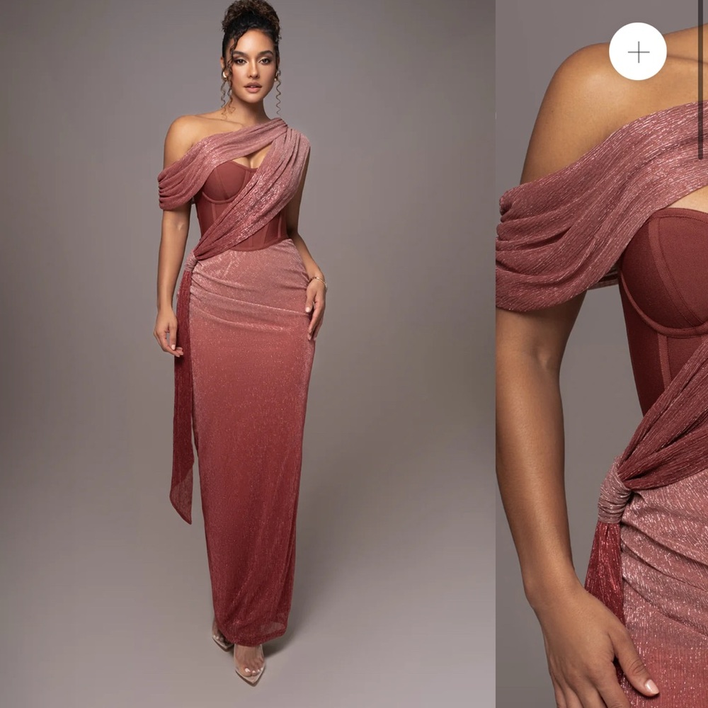 Elegant Rose Evening Gown

No returns // No exchanges.